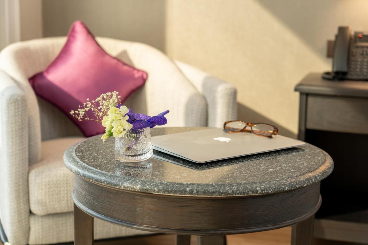 Nh Bangkok Sukhumvit Boulevard Εξωτερικό φωτογραφία A table with a granite top