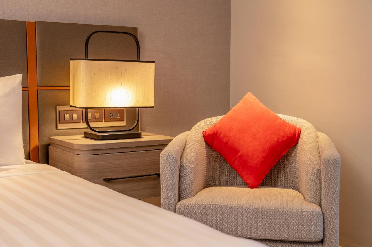 Nh Bangkok Sukhumvit Boulevard Εξωτερικό φωτογραφία A lamp on a bedside table