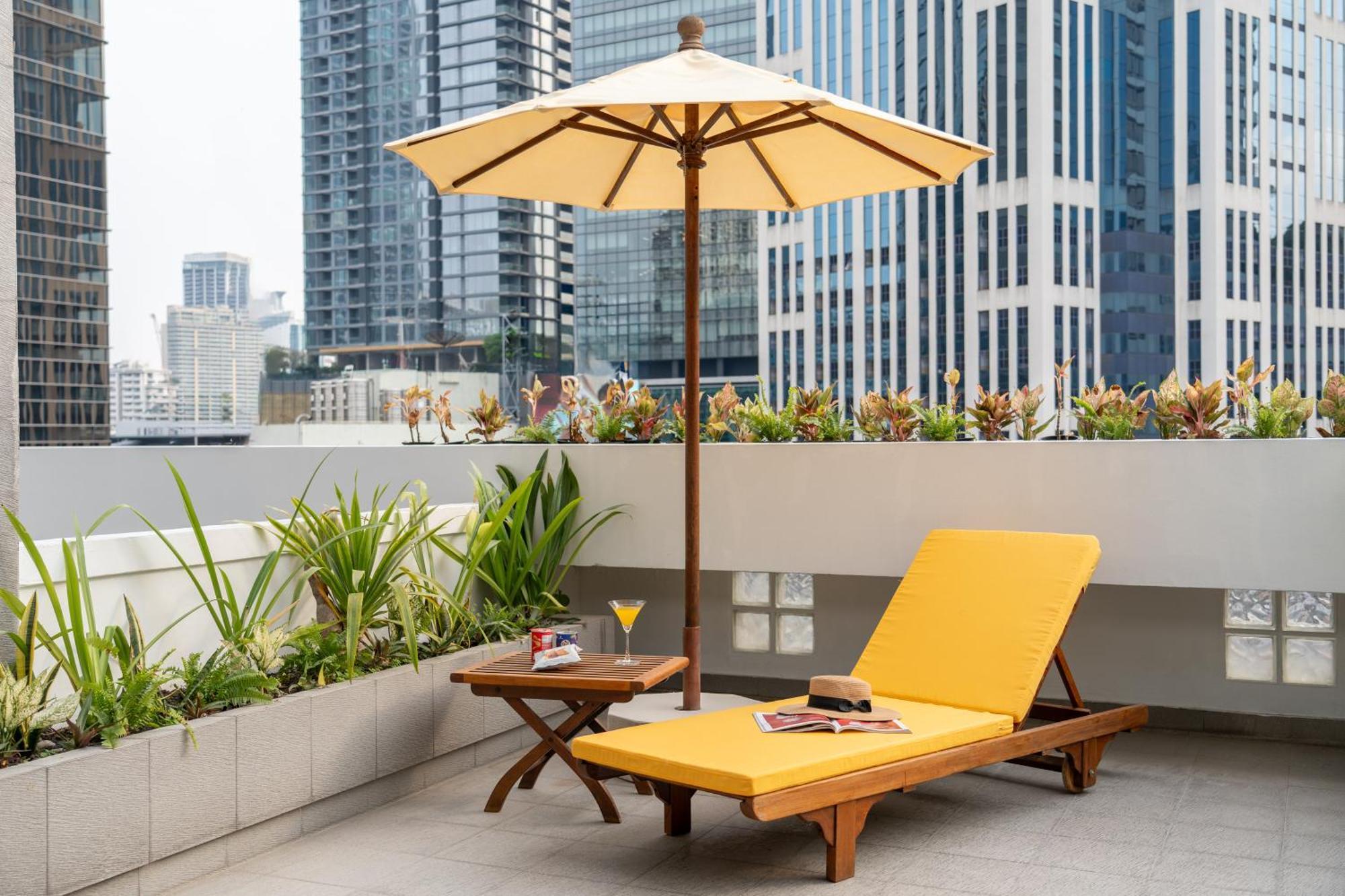 Nh Bangkok Sukhumvit Boulevard Εξωτερικό φωτογραφία A patio umbrella